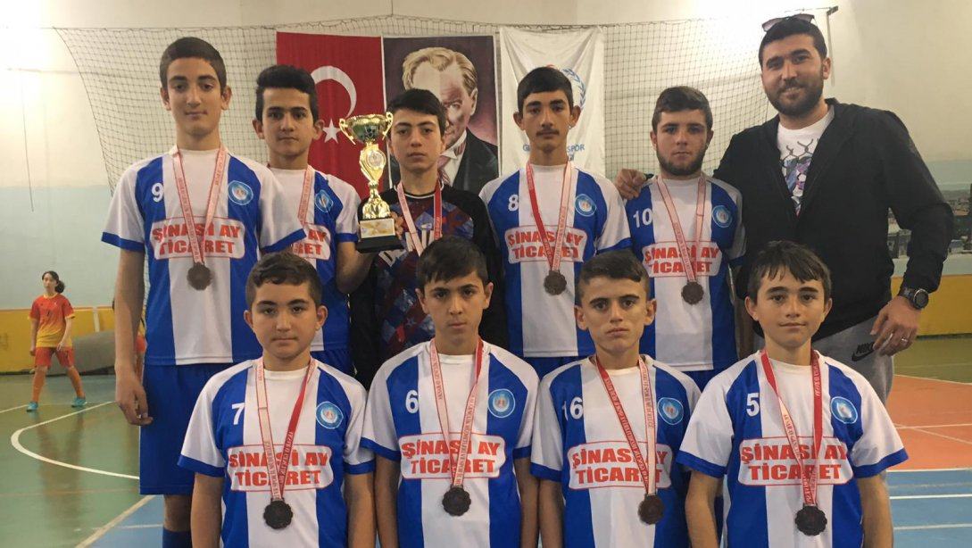 Demirci Ortaokulu Futsalda İl Üçüncüsü