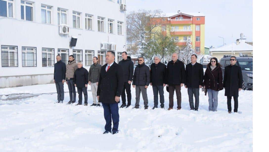 24 Kasım Öğretmenler Günü Münasebetiyle İlçe Milli Eğitim Müdürümüz Sayın Mustafa SONGÜR  tarafından Atatürk Büstüne Çelenk Konuldu